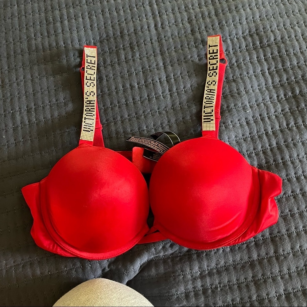 V SECRET BRA‎
